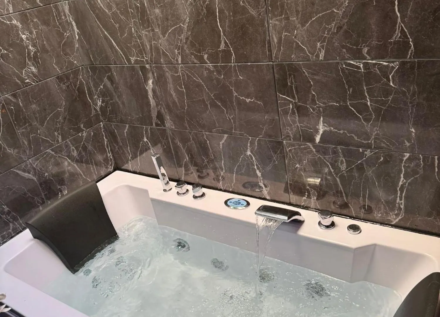 Aparthotel Love Room Spa Jacuzzi Lyon France