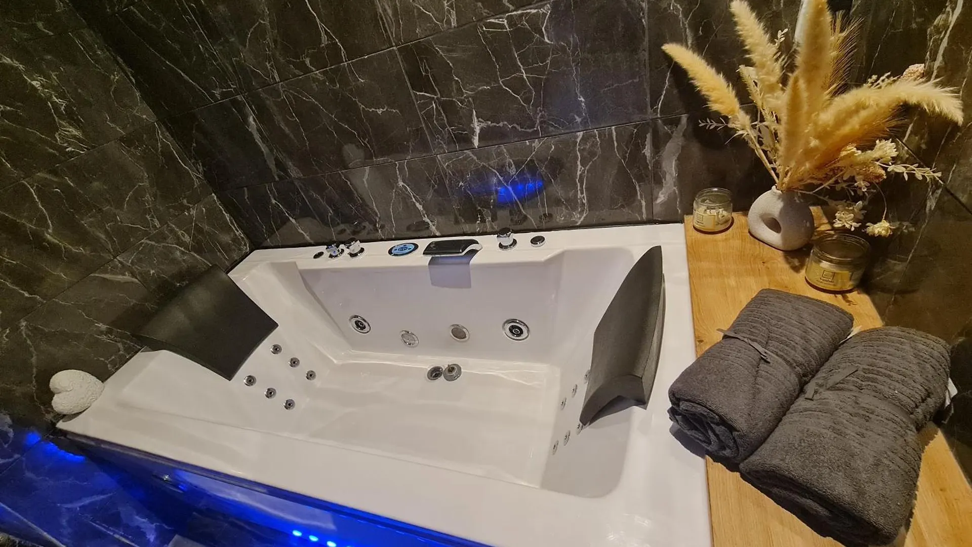 Love Room Spa Jacuzzi Lyon 0*,  France